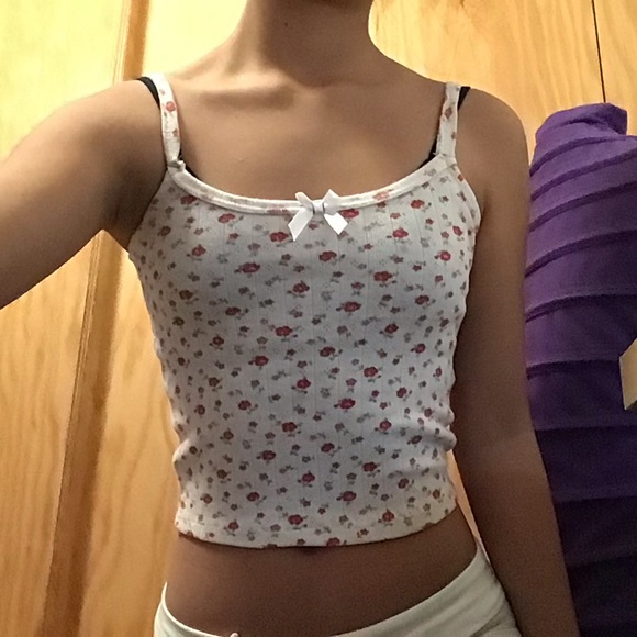 Brandy Melville skylar bow tank - Picture 2 of 2